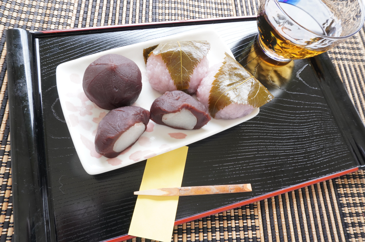 夏菓子や　土用餅・桜餅